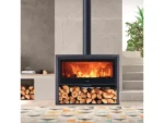 Produktbeschreibung Der Kaminofen der Marke Panadero besticht durch seine schöne Optik, die sich in alle Wohnräume wunderbar einfügt. Mit einer maximalen Heizleistung von 8 kW sorgt er für eine warme und gemütliche Atmosphäre in der kalten Jahreszeit und beheizt Räume bis 240 m³ mühelos. Kaminofen mit moderner & glänzender Verkleidung aus Stahl Stahl zeichnet sich durch seine robusten und langlebigen Eigenschaften aus und fügt sich aufgrund der glänzenden und glatten Oberfläche besonders schön in ein modernes Wohnambiente. Außerdem ist die Wärmeaufnahme und -abgabe in den Raum sehr gut, wodurch dein Wohnraum von einem Kaminofen mit Stahlverkleidung besonders schnell aufgeheizt wird. Der Wirkungsgrad des Kaminofens liegt bei 80,7 %. Zeitbrandofen für die Verwendung mit Scheitholz & Holzbriketts Durch die flache Konstruktion des Brennraums muss das Brennmaterial zwar häufiger nachgelegt werden, die Wärme im Raum kann so aber genauer gesteuert werden als bei Dauerbrandöfen, da die volle Nennwärmeleistung nach Abbrand des Brennstoffes dadurch lediglich 45 Minuten erhalten bleibt. Als Brennstoffe eignen sich Scheitholz & Holzbriketts. So bist du nicht auf ein Brennmaterial festgelegt. Schwedenofen mit Scheibenspülung Die Scheibenspülung, die einen Luftstrom entlang der geraden Scheibe führt und diese dadurch aufheizt, sorgt dafür, dass sich weniger Ruß auf der Scheibe ablagert, die Sicht auf die Flammen somit stets frei bleibt und das Sichtfenster seltener gereinigt werden muss. Die Form der Scheibe unterstützt das geradlinige Design des Kamins. Sicherer Kaminofen: Technische Details im Überblick Der Wohnzimmerkamin erzeugt pro Sekunde 6,7 g Abgase mit einer Temperatur von 239 °C, die mit einem Förderdruck von mindestens 0,12 mbar über den Schornstein abgeleitet werden müssen. Die Staubemission liegt bei 30 mg/m³. Der Anschluss für das Rauchrohr befindet sich oben und hat einen Durchmesser von 150 mm. Für detaillierte Informationen bezüglich der Installation und der generellen Voraussetzungen zur Verwendung eines Kaminofens konsultiere bitte einen Fachmann.