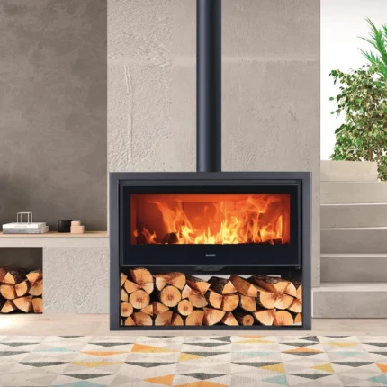 Produktbeschreibung Der Kaminofen der Marke Panadero besticht durch seine schöne Optik, die sich in alle Wohnräume wunderbar einfügt. Mit einer maximalen Heizleistung von 8 kW sorgt er für eine warme und gemütliche Atmosphäre in der kalten Jahreszeit und beheizt Räume bis 240 m³ mühelos. Kaminofen mit moderner & glänzender Verkleidung aus Stahl Stahl zeichnet sich durch seine robusten und langlebigen Eigenschaften aus und fügt sich aufgrund der glänzenden und glatten Oberfläche besonders schön in ein modernes Wohnambiente. Außerdem ist die Wärmeaufnahme und -abgabe in den Raum sehr gut, wodurch dein Wohnraum von einem Kaminofen mit Stahlverkleidung besonders schnell aufgeheizt wird. Der Wirkungsgrad des Kaminofens liegt bei 80,7 %. Zeitbrandofen für die Verwendung mit Scheitholz & Holzbriketts Durch die flache Konstruktion des Brennraums muss das Brennmaterial zwar häufiger nachgelegt werden, die Wärme im Raum kann so aber genauer gesteuert werden als bei Dauerbrandöfen, da die volle Nennwärmeleistung nach Abbrand des Brennstoffes dadurch lediglich 45 Minuten erhalten bleibt. Als Brennstoffe eignen sich Scheitholz & Holzbriketts. So bist du nicht auf ein Brennmaterial festgelegt. Schwedenofen mit Scheibenspülung Die Scheibenspülung, die einen Luftstrom entlang der geraden Scheibe führt und diese dadurch aufheizt, sorgt dafür, dass sich weniger Ruß auf der Scheibe ablagert, die Sicht auf die Flammen somit stets frei bleibt und das Sichtfenster seltener gereinigt werden muss. Die Form der Scheibe unterstützt das geradlinige Design des Kamins. Sicherer Kaminofen: Technische Details im Überblick Der Wohnzimmerkamin erzeugt pro Sekunde 6,7 g Abgase mit einer Temperatur von 239 °C, die mit einem Förderdruck von mindestens 0,12 mbar über den Schornstein abgeleitet werden müssen. Die Staubemission liegt bei 30 mg/m³. Der Anschluss für das Rauchrohr befindet sich oben und hat einen Durchmesser von 150 mm. Für detaillierte Informationen bezüglich der Installation und der generellen Voraussetzungen zur Verwendung eines Kaminofens konsultiere bitte einen Fachmann.